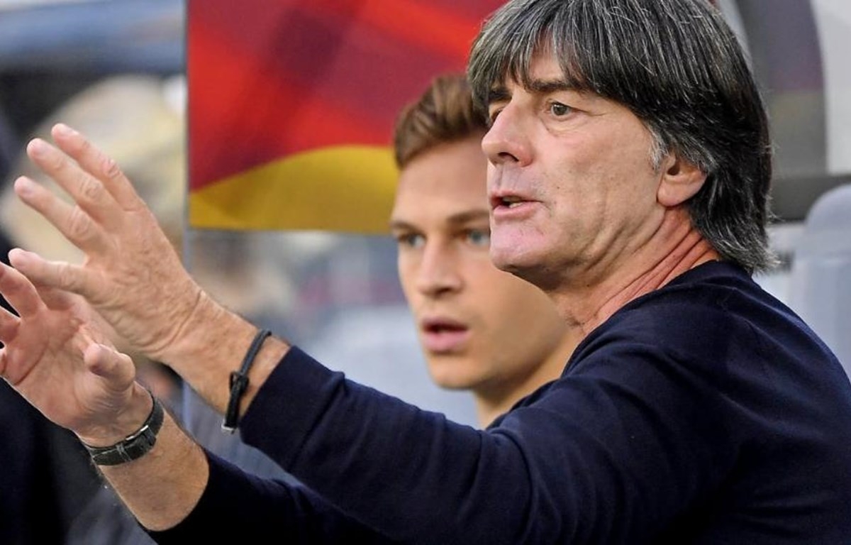 HLV Joachim Loew cùng tiền vệ Joshua Kimmich (Ảnh: Internet)
