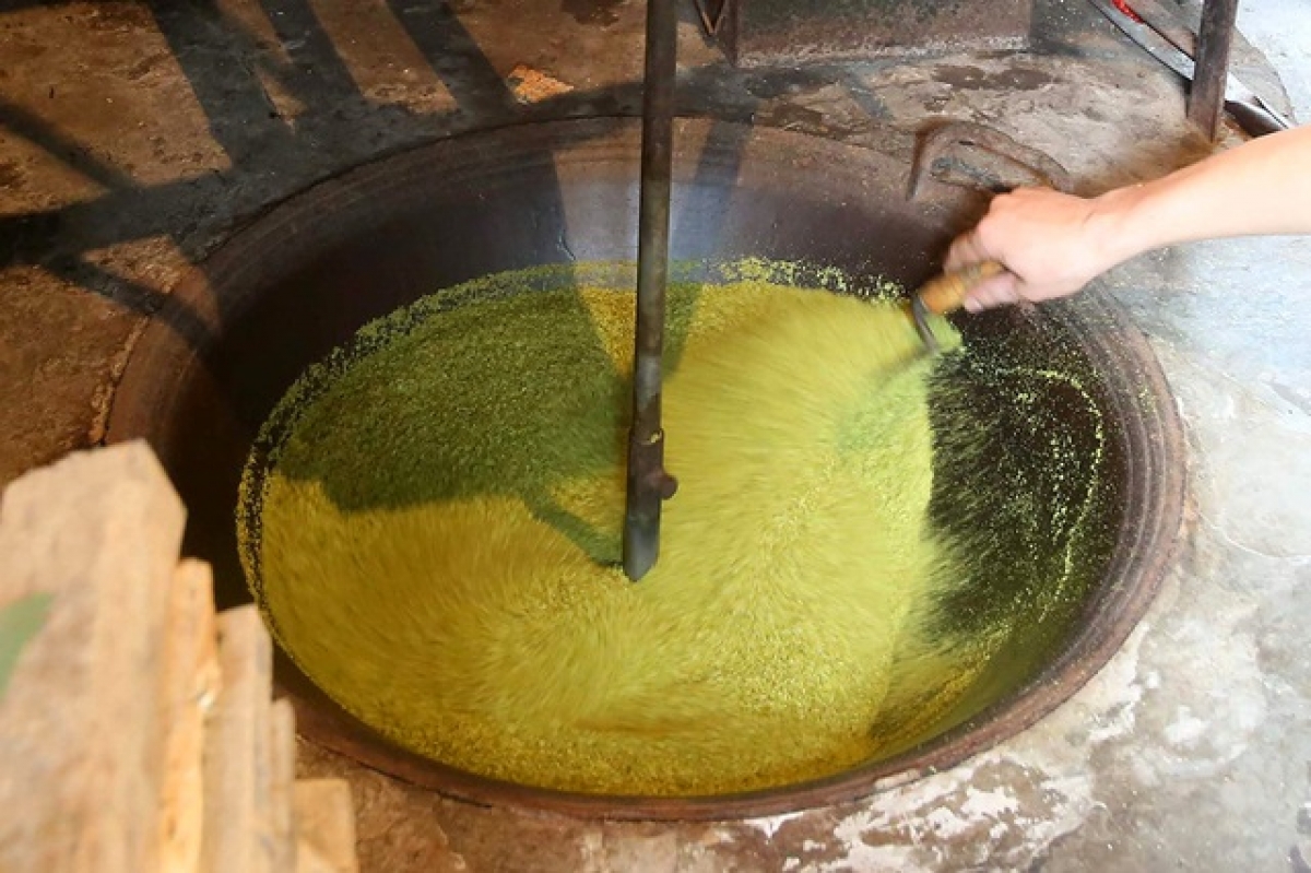 Rang cốm phải canh lửa thật chuẩn và đảo đều tay