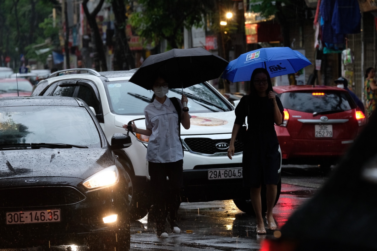 Sáng nay mưa đột ngột xuất hiện đã khiến việc di chuyển đến trường thi của thí sinh gặp nhiều vất vả