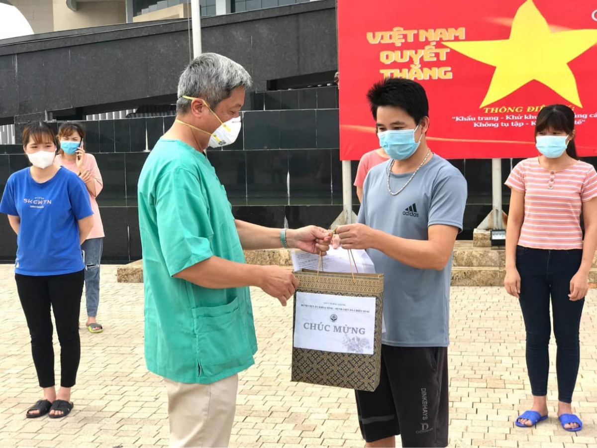 Thứ trưởng Bộ Y tế Nguyễn Trường Sơn trao giấy công nhận khỏi bệnh cho các bệnh nhân