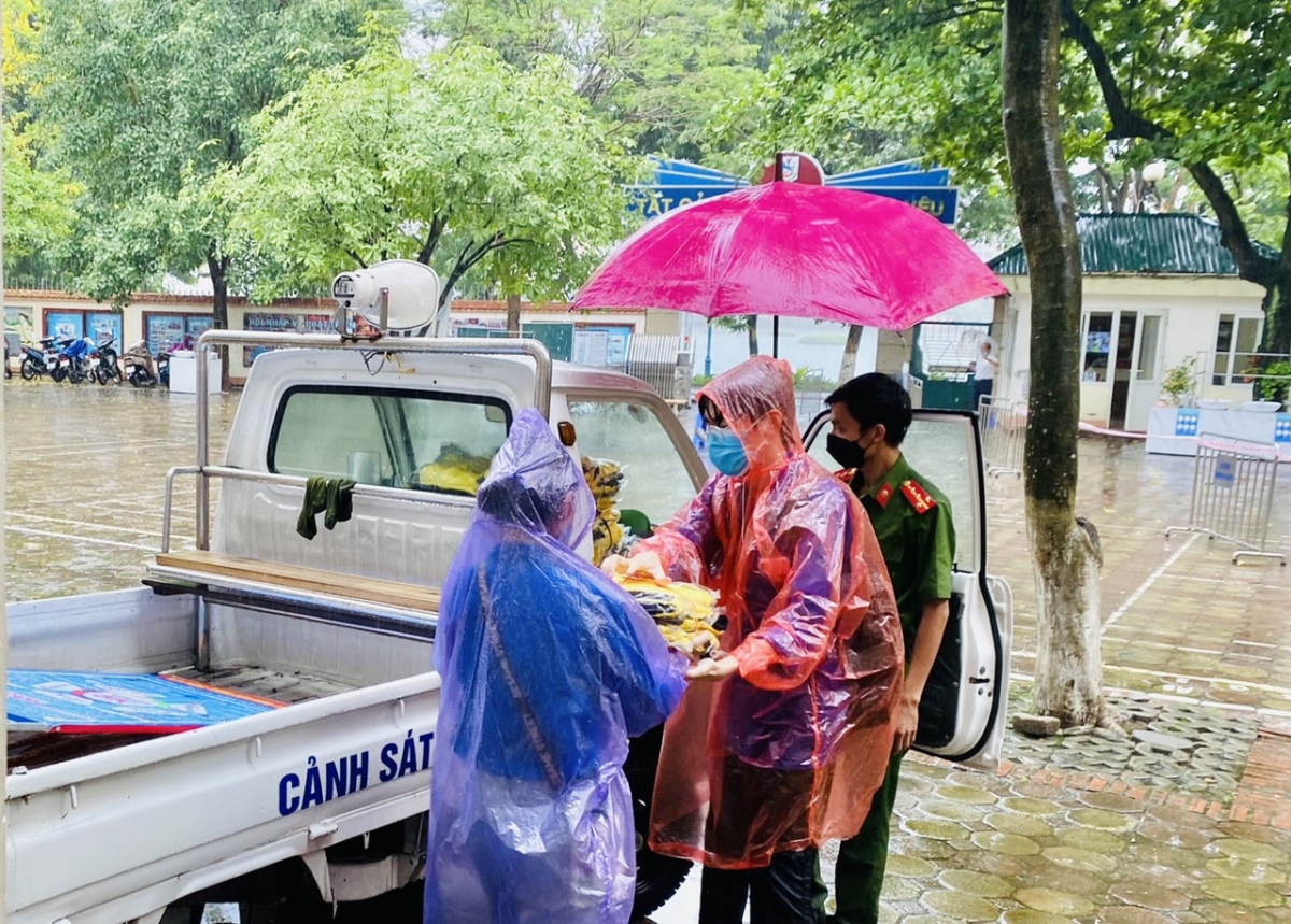 Buổi thi sáng ngày 13/06, nhiều thí sinh đến điểm thi trong tình trạng bị ướt sũng do mưa lớn