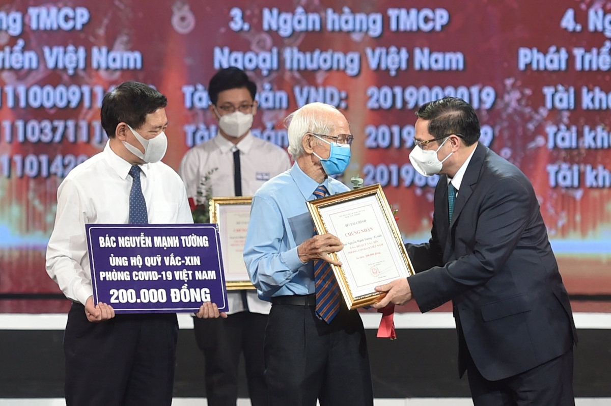 Nhiều cá nhân đã dùng số tiền tích lũy của mình đóng góp cho Quỹ Vắc xin