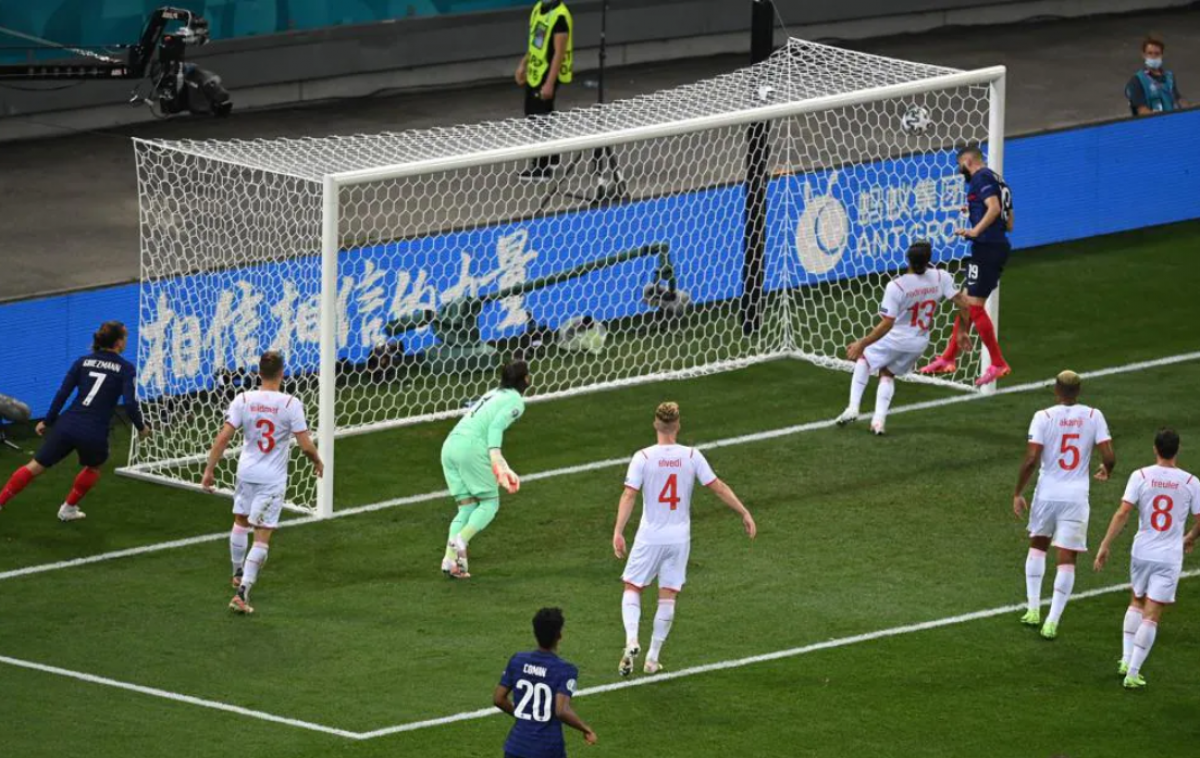 Benzema ghi 2 bàn trong vòng 3 phút