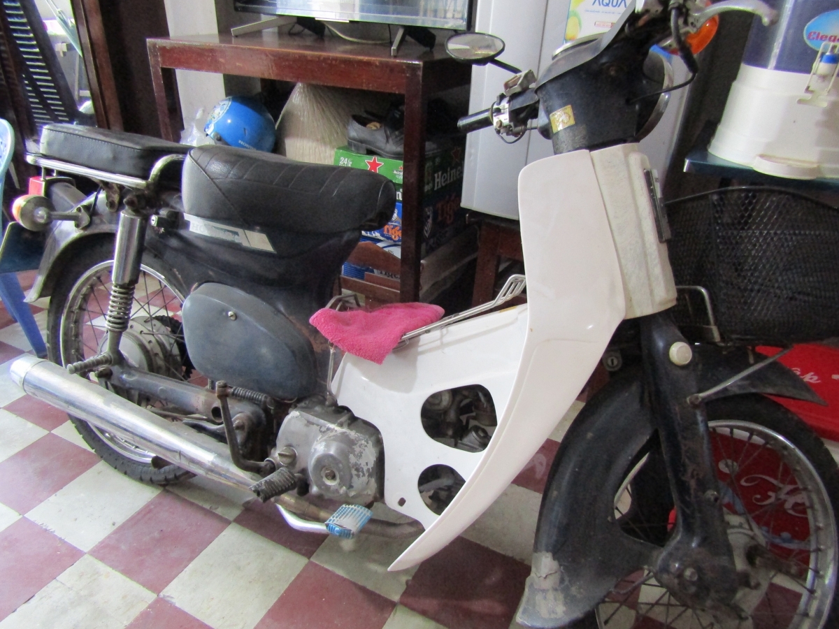 Chiếc xe Honda Cup luôn theo cụ Trần Cang trên những nẻo đường làm từ thiện