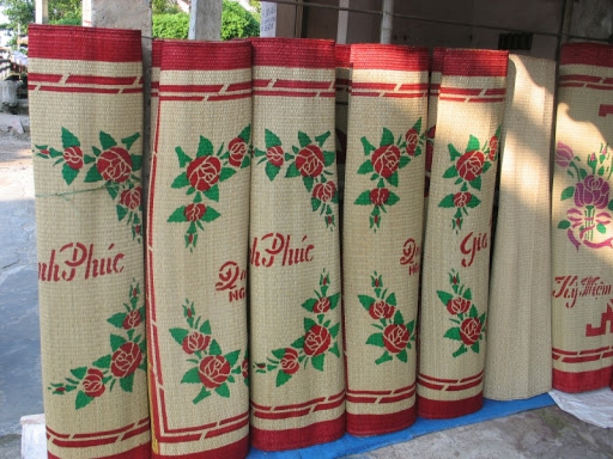 Chiếu sau khi đã hoàn thành được bày bán ngay trước cửa nhà