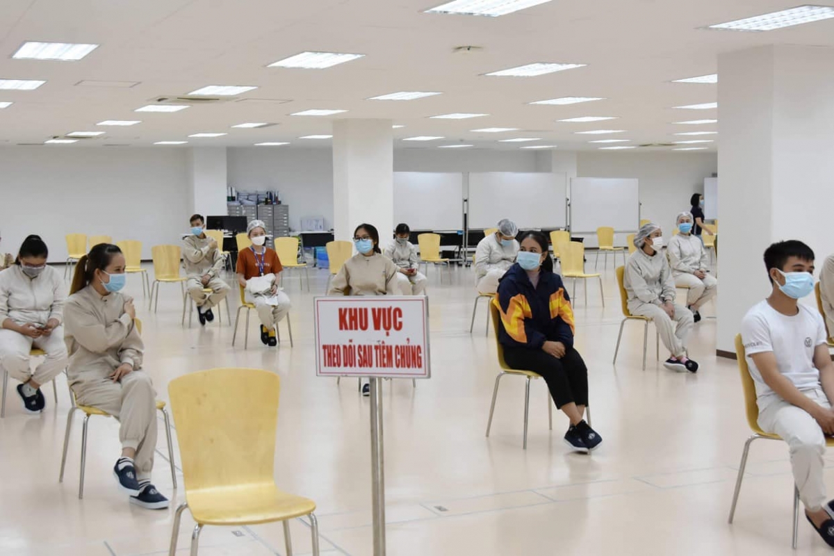 Công nhân ngồi chờ tiêm chủng