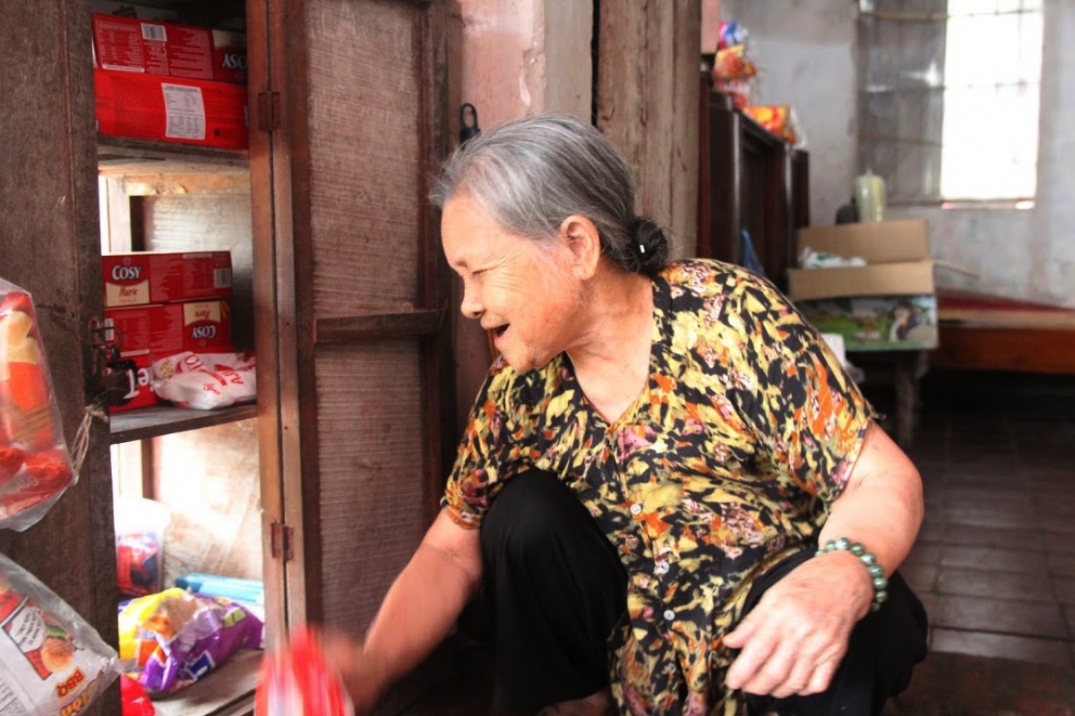 Cụ sắp xếp lại đồ đạc
