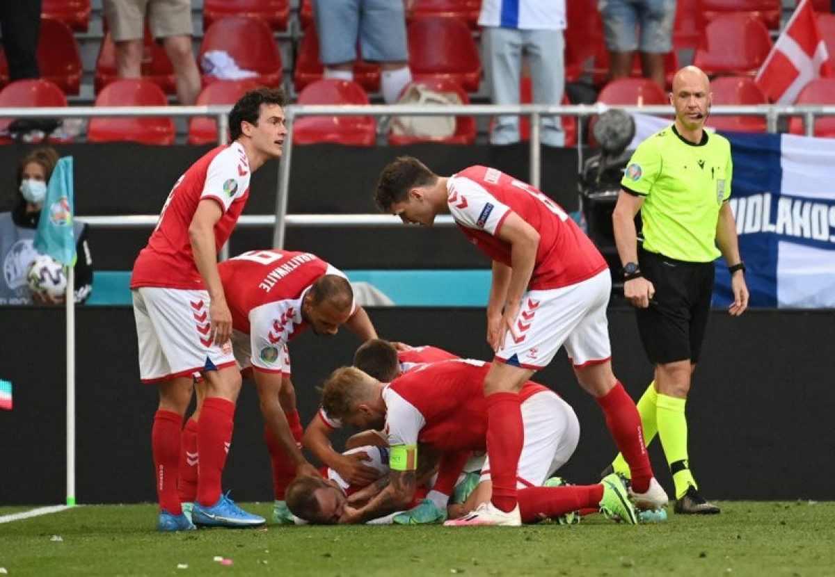 Eriksen bất ngờ đổ gục xuống sân Dù không va chạm với ai