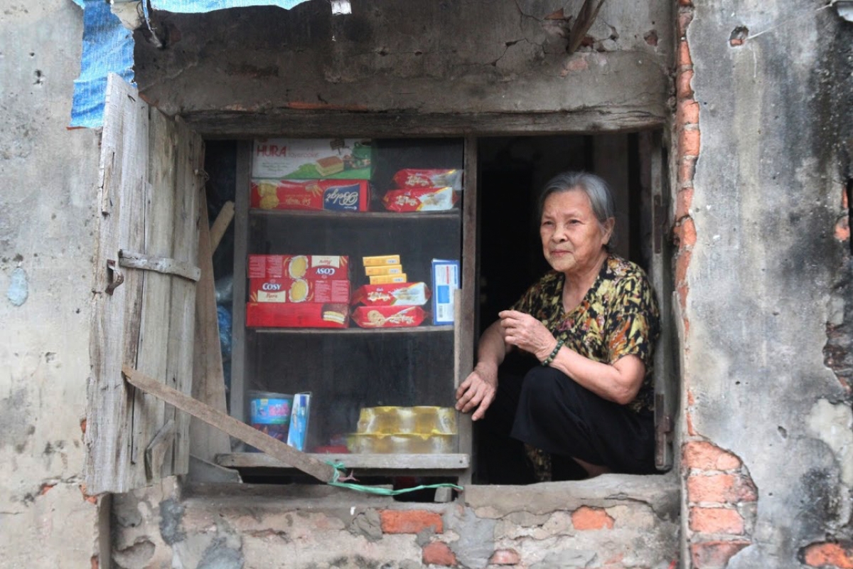 Gần 60 năm qua, cụ Tâm không sửa sang quán. Mọi đồ vật vẫn được cụ giữ nguyên vẹn