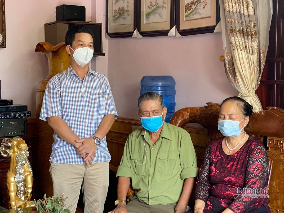 Phó trưởng Ban Tuyên giáo tỉnh uỷ Hải Dương Nguyễn Mạnh Thắng thay mặt lãnh đạo tỉnh ghi nhận tấm lòng của gia đình thương binh Lê Văn Đệ