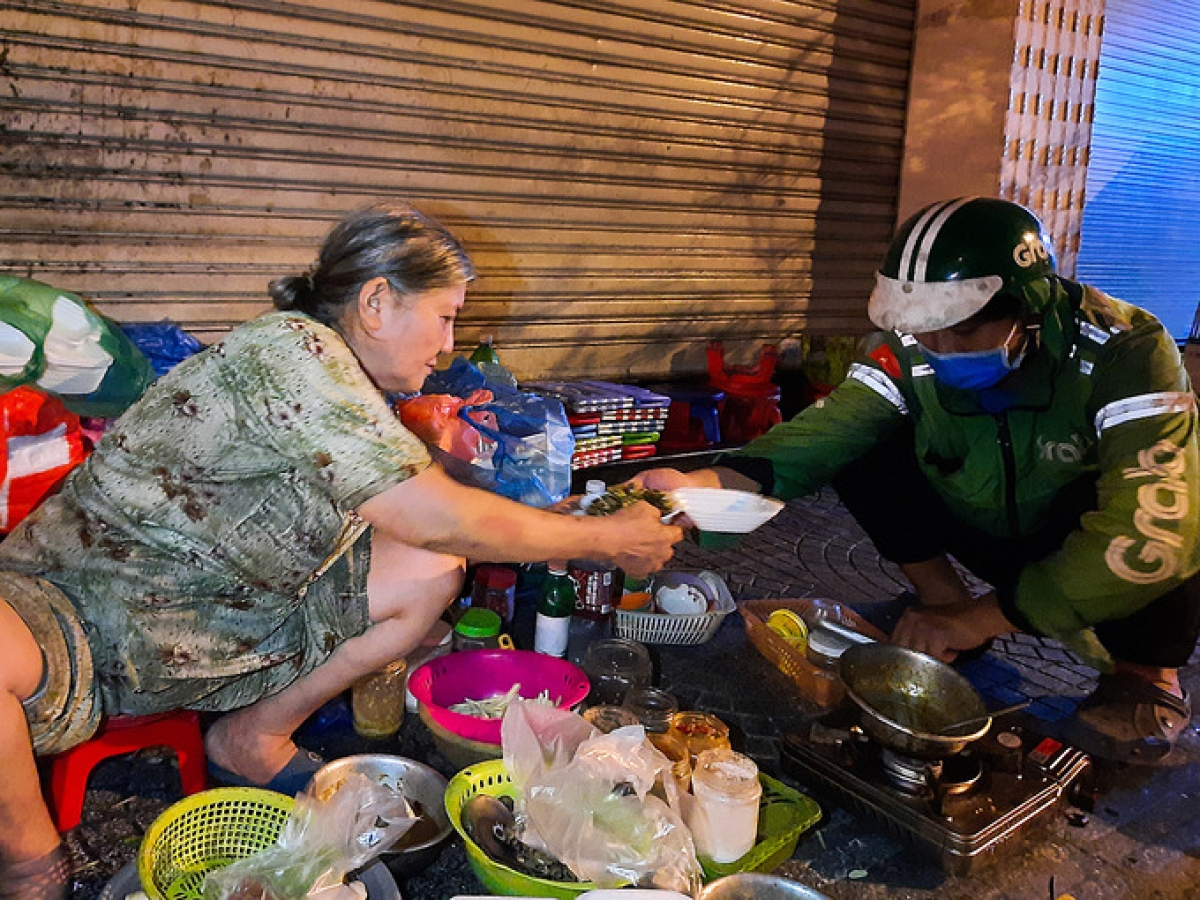 Hầu hết khách hàng đến quán thường xung phong chế biến phụ bà Lài