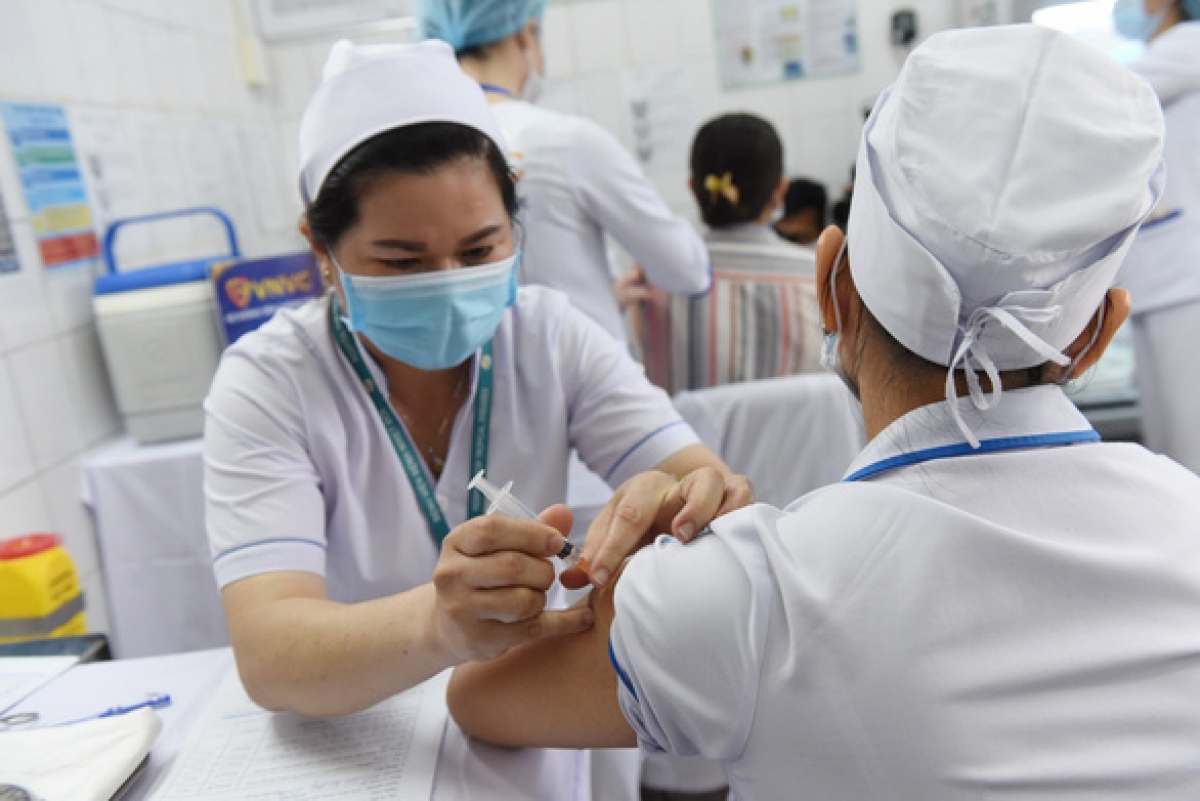 Nhân viên bệnh viên tiêm đủ 2 mũi vắc xin