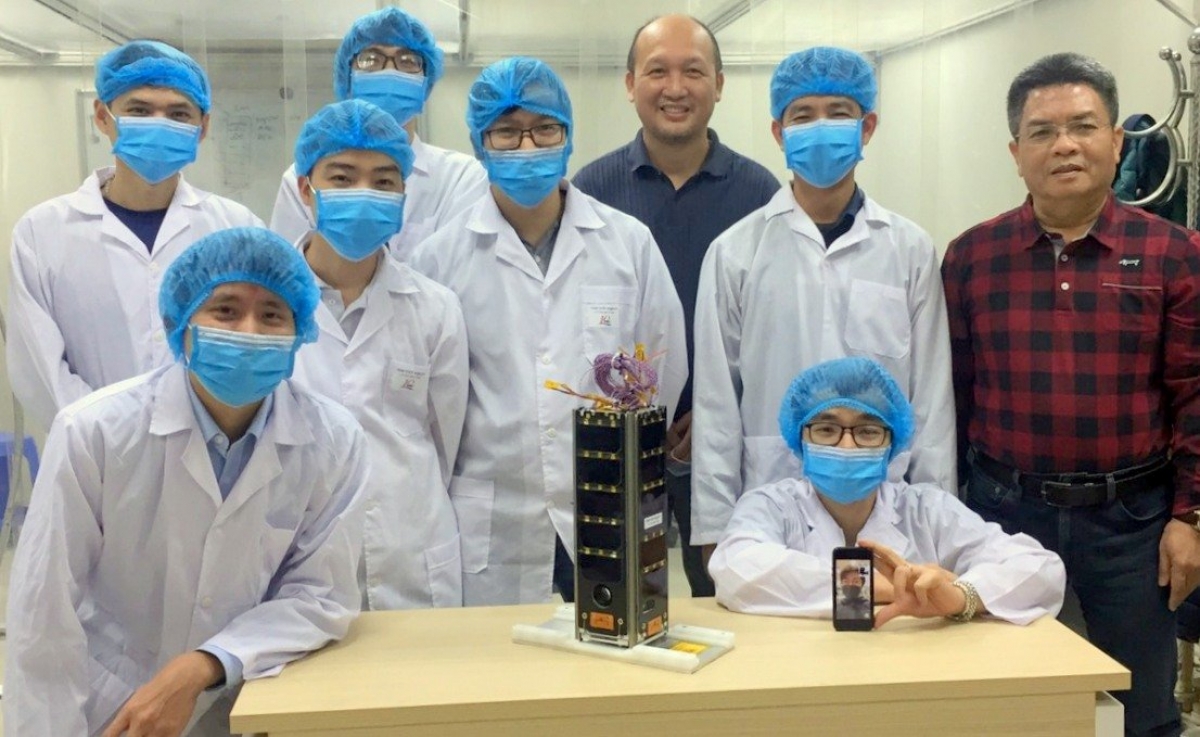 Các kỹ sư ở Trung tâm Vũ Trụ với mô hình vệ tinh NanoDragon dự kiến sẽ đưa lên quỹ đạo trước tháng 3 năm 2022