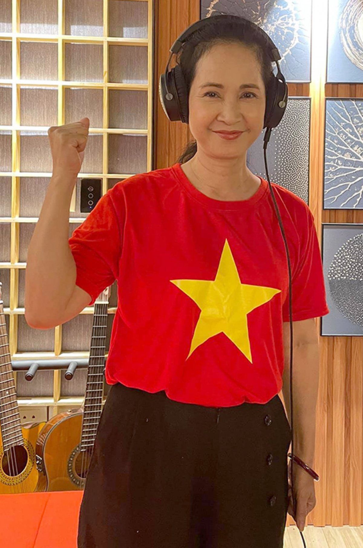NSND Lan Hương trong phòng thu. Ảnh: Facebook Lan Hương Bông.