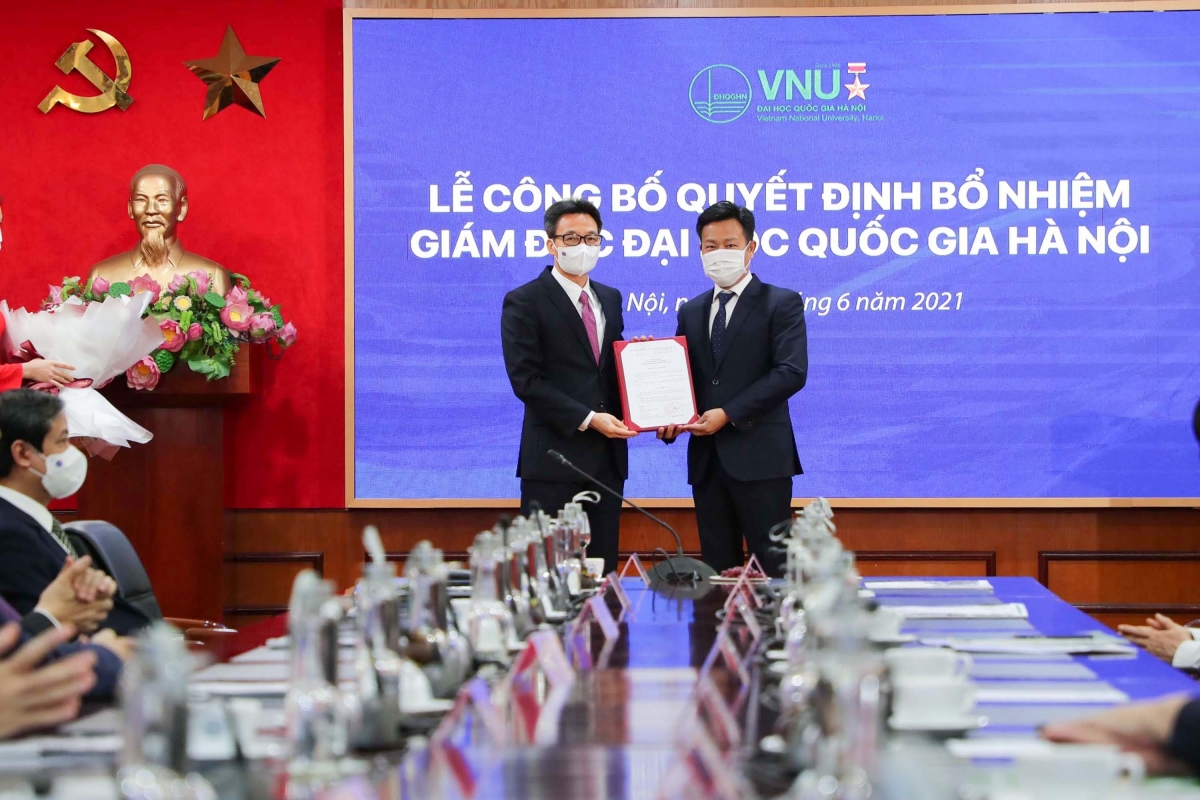 Phó Thủ tướng Vũ Đức Đam chúc mừng và giao nhiệm vụ cho tân Giám đốc ĐHQG Hà nội