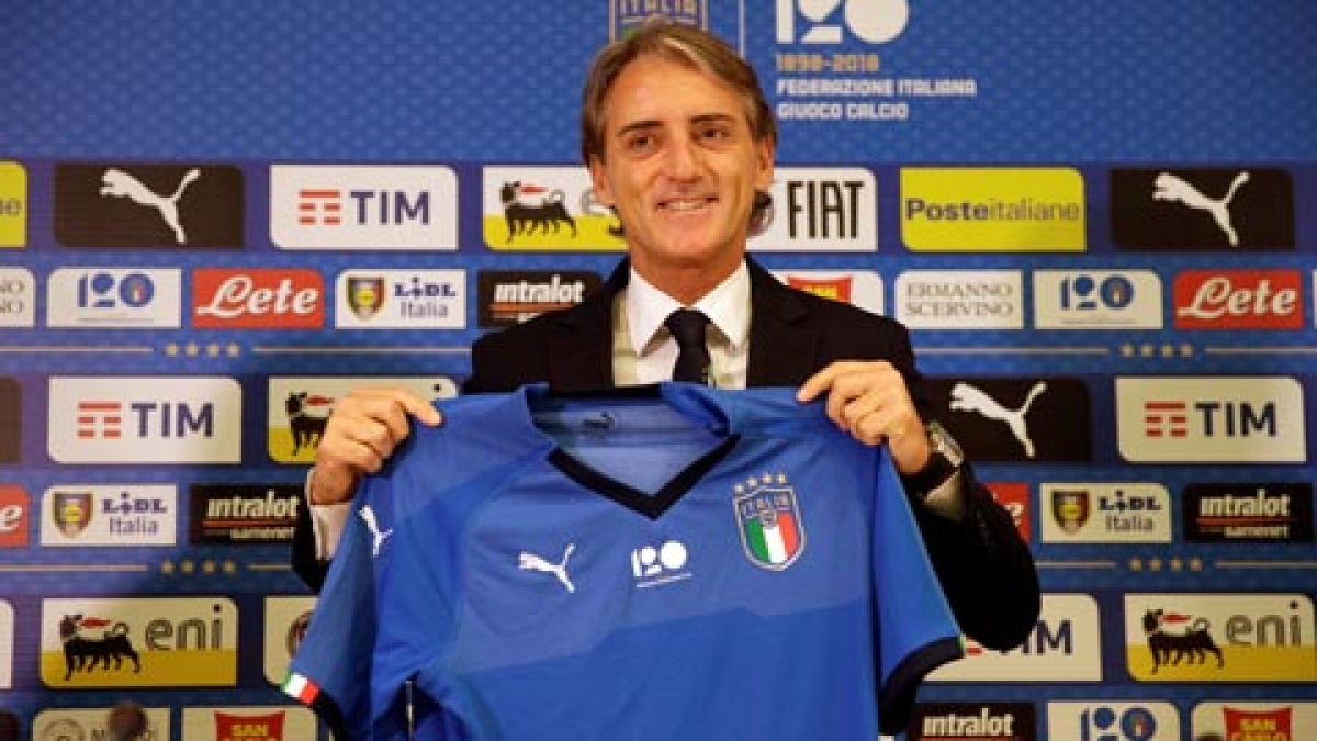 HLV Roberto Mancini dẫn đắt đội bóng màu thiên thanh.