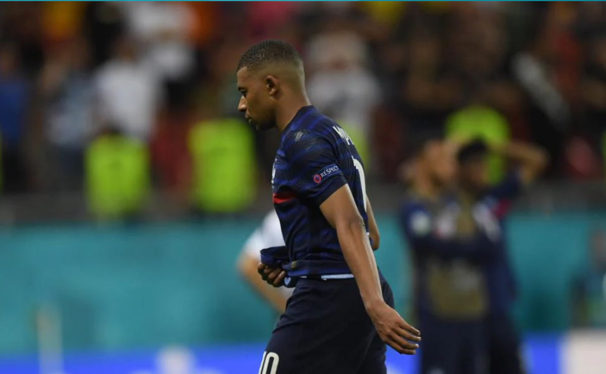 Mbappe trở thành tội đồ của tuyển Pháp với cú đá hỏng penalty quyết định