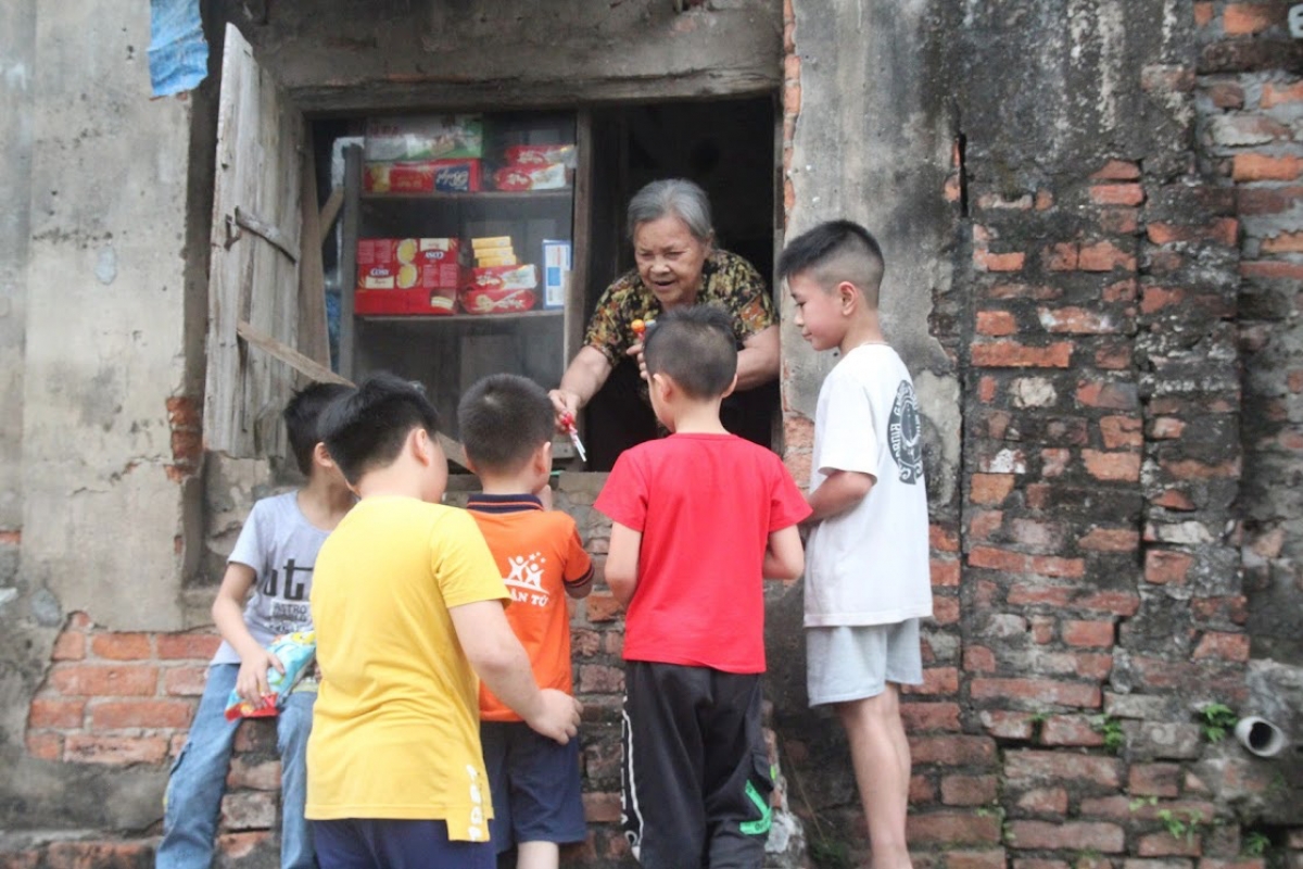 Nhiều trẻ nhỏ ghé tiệm tạp hoá của cụ Tâm mua bánh kẹo