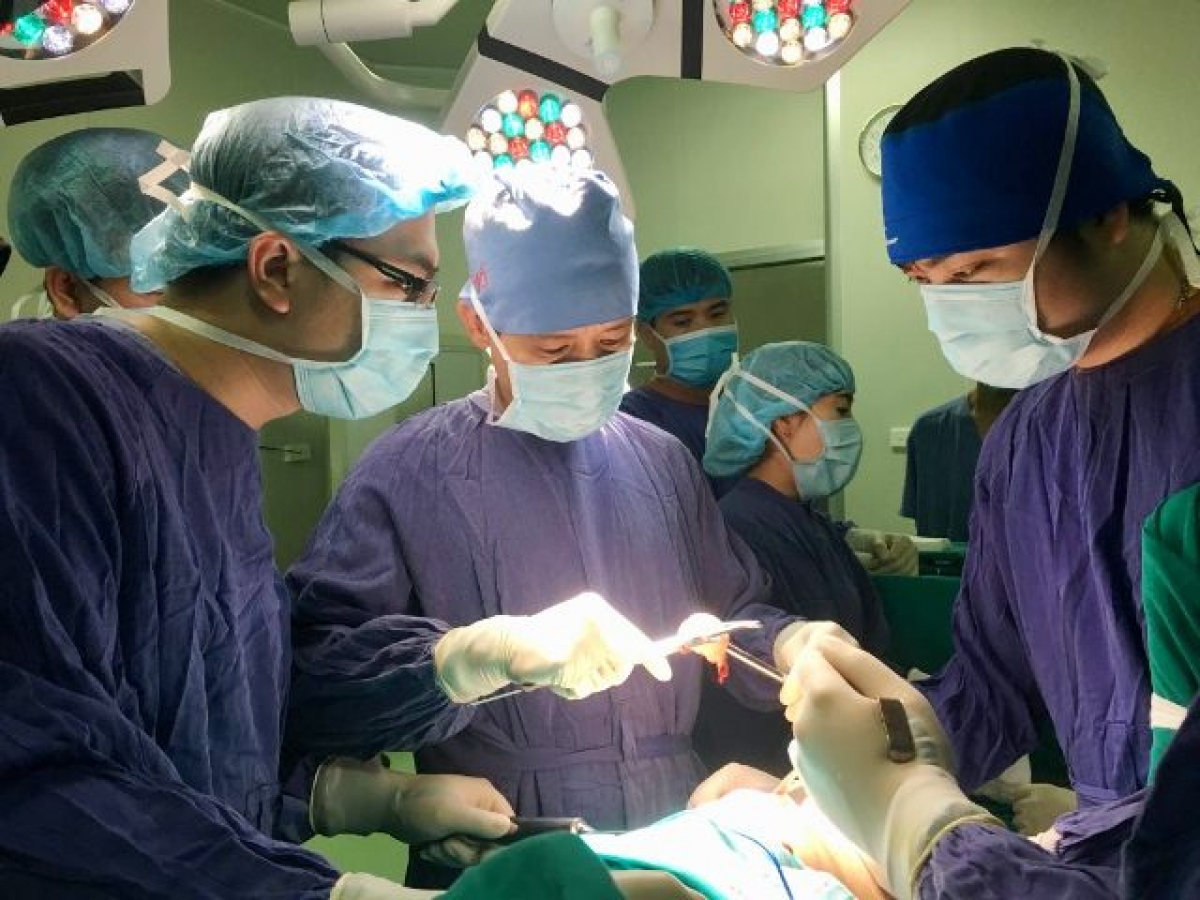 Một ca phẫu thuật thay khớp háng tại Bệnh viện Việt Đức