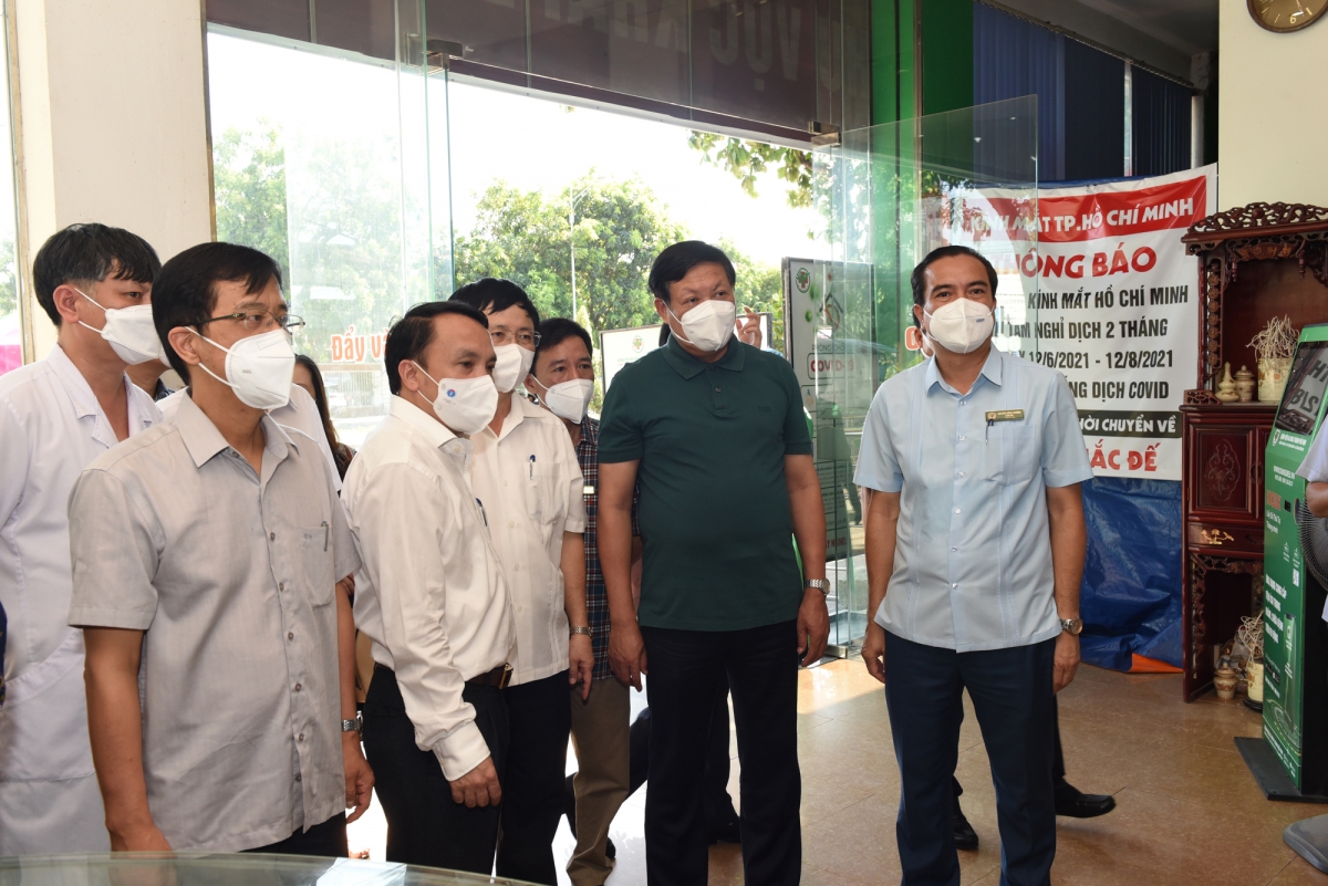 TT Đỗ Xuân Tuyên kiểm tra công tác phòng dịch tại BV ĐK TP Vinh