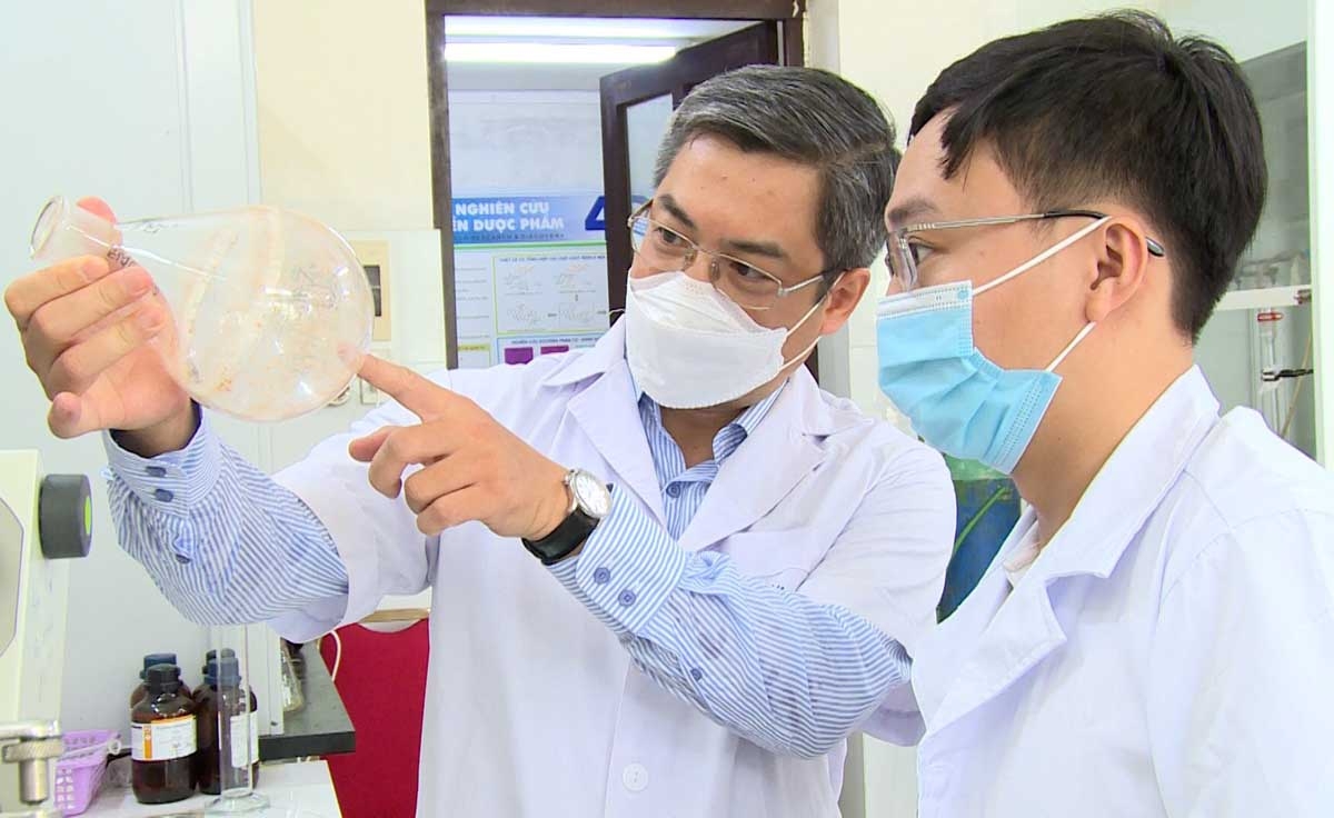 PGS Ngô Quốc Anh (bìa trái) và cộng sự tại phòng thí nghiệm