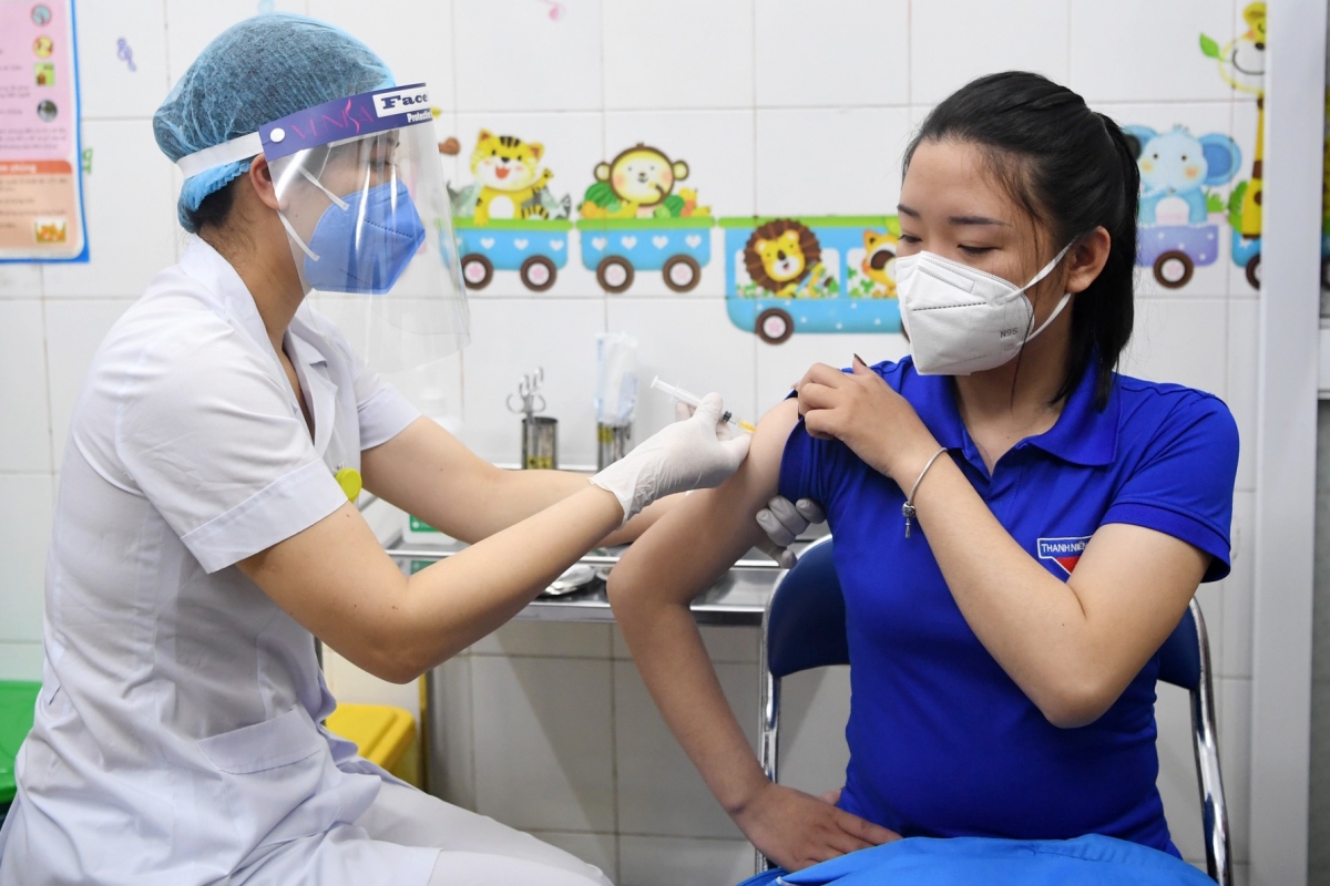 Mục tiêu tiêm vắc xin COVID-19 cho 70% dân số