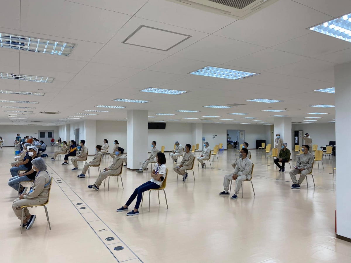 Công nhân Cty Nipro ngồi chờ tới lượt tiêm
