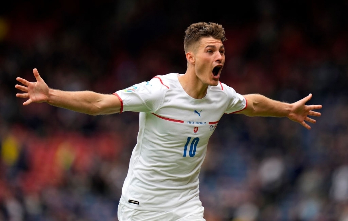 Patrick Schick ghi bàn đẹp mắt vào lưới Scotland,