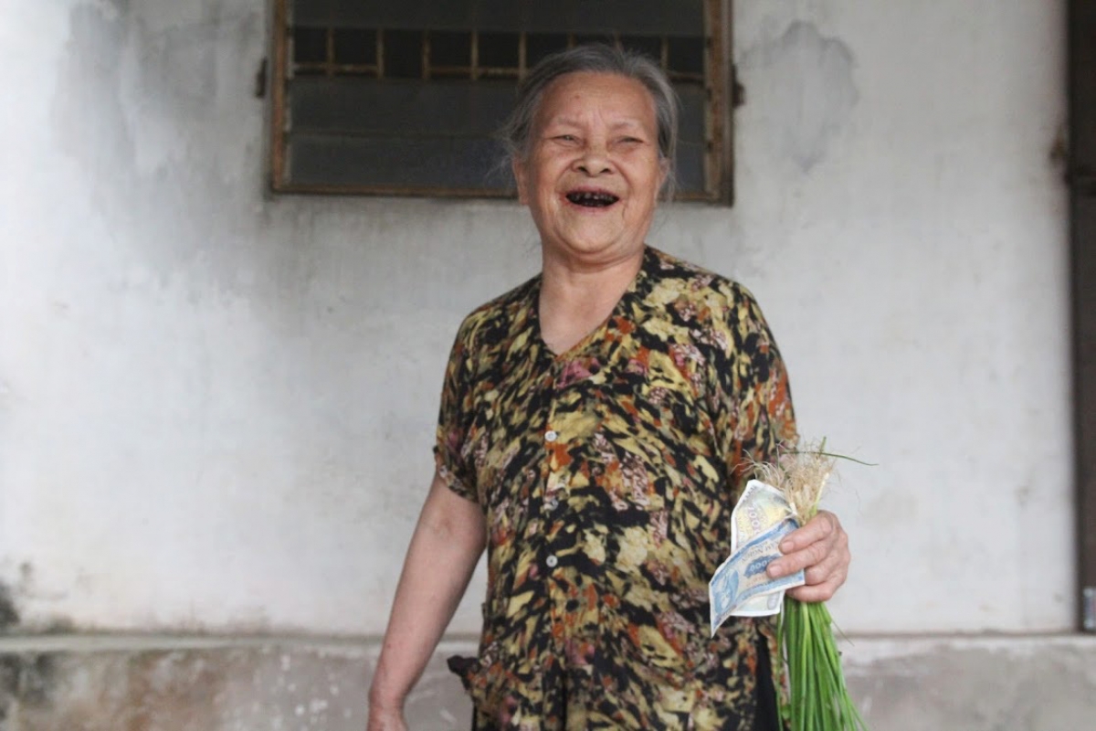 Tuổi cao nhưng cụ Tâm vẫn minh mẫn, tự mình làm mọi việc