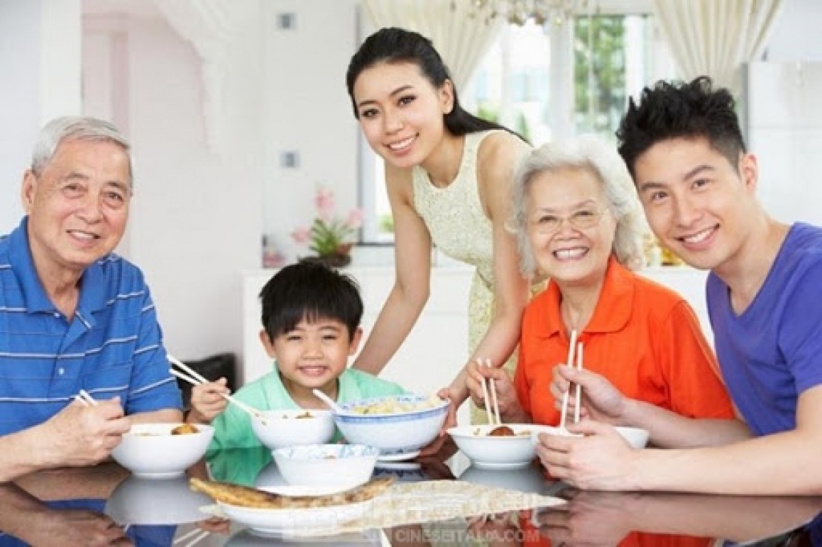 Bữa cơm gia đình ấm áp là niềm vui của người cao tuổi