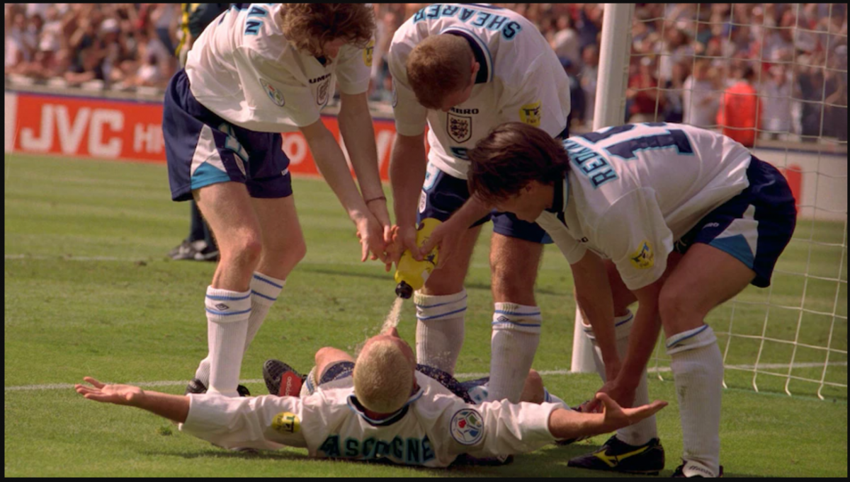 Paul Gascoigne ăn mừng cùng đồng đội sau khi ghi bàn thắng để đời vào lưới tuyển Scotland