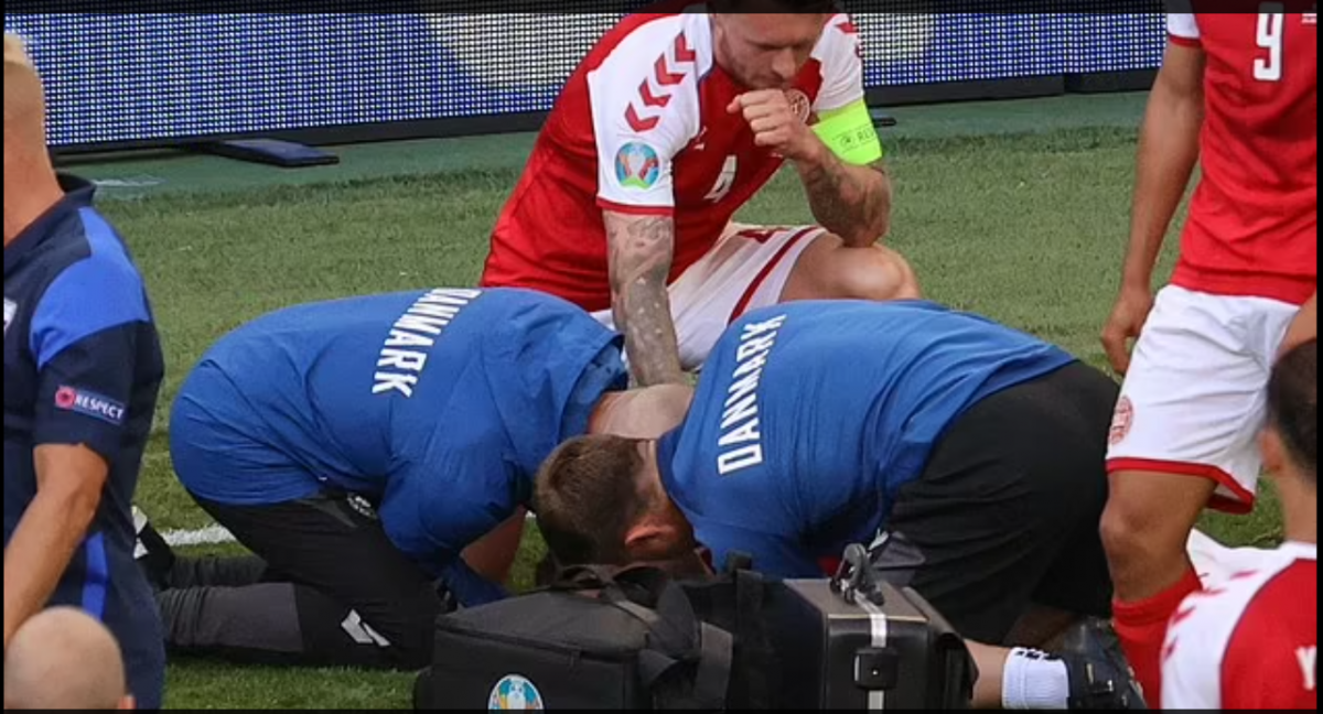 Eriksen đã gặp tình huống ngưng tim ngoại viện (OHCA) dù chưa từng phát hiện có vấn đề về tim trong các cuộc kiểm tra thể lực