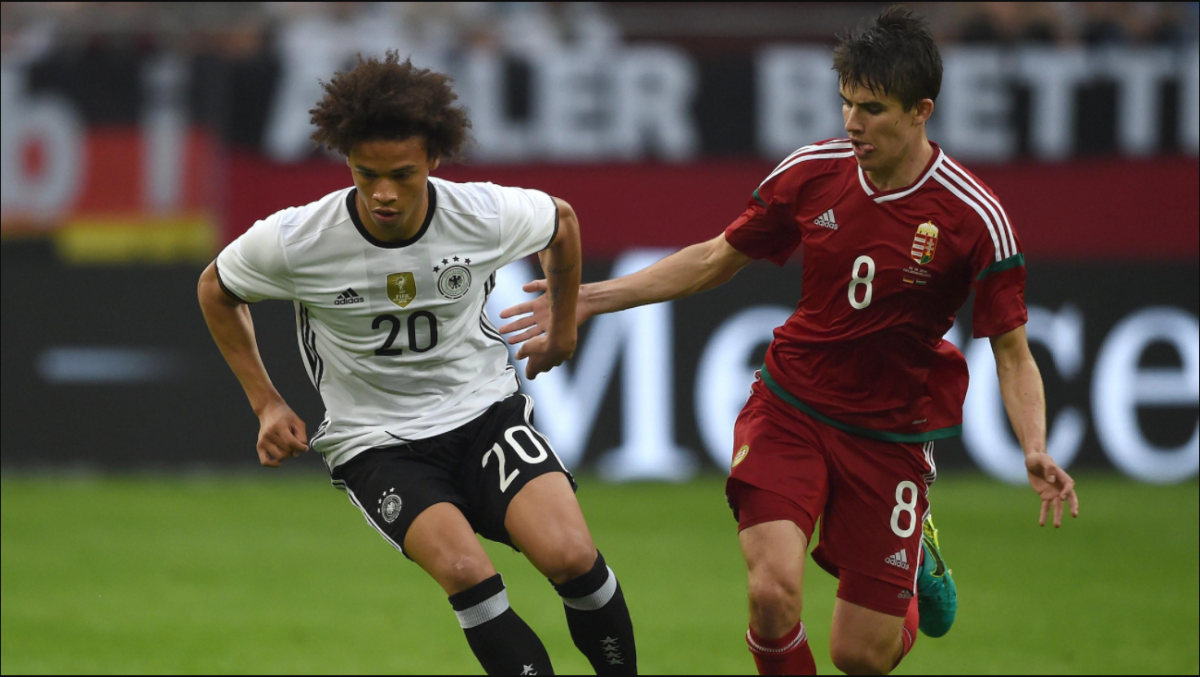 Leroy Sane (áo trắng) và Leon Goretzka cạnh tranh suất thay thế vị trí của Thomas Muller