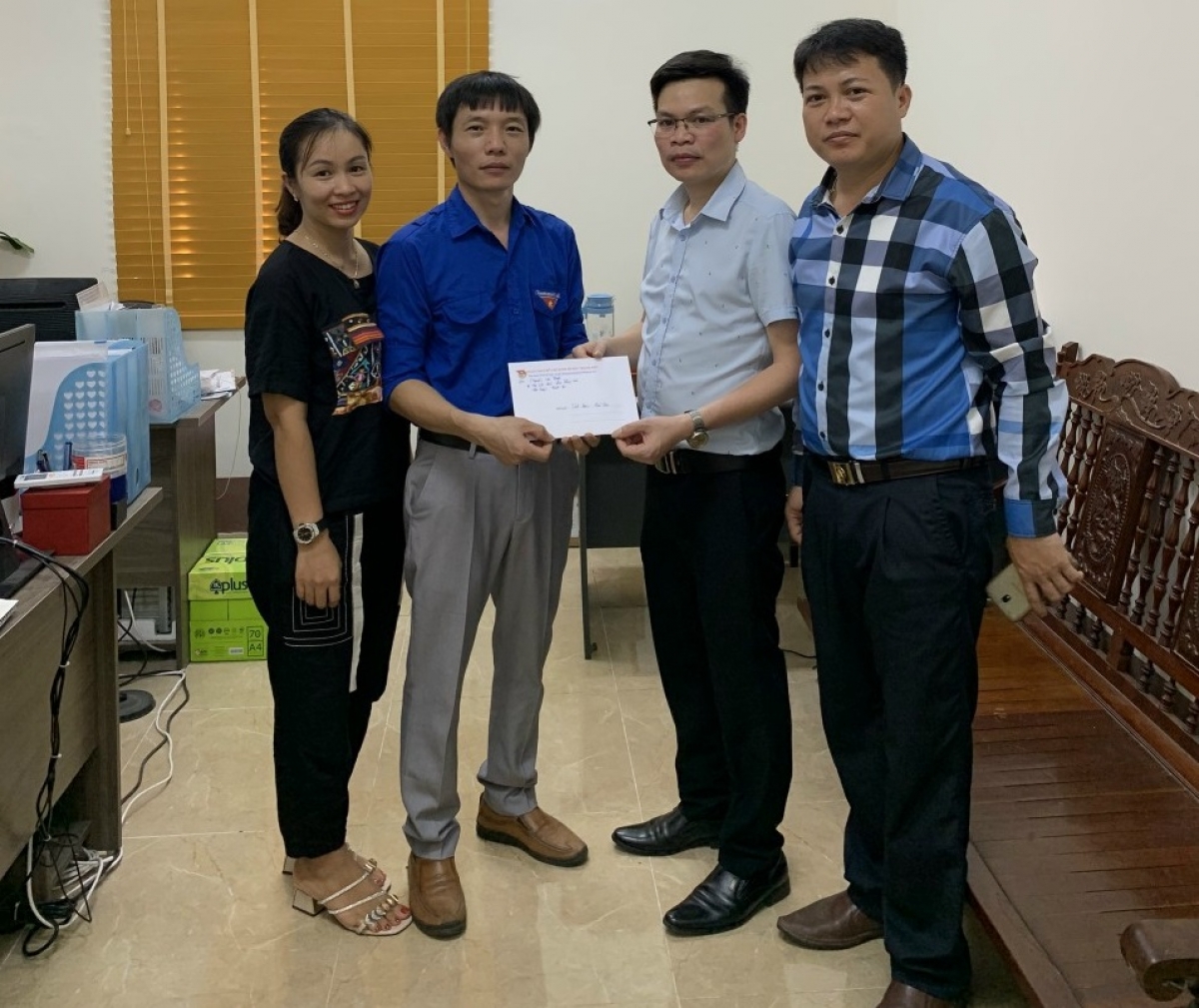Anh Thanh ủng hộ tiền và hàng hóa vào Quỹ phòng chống dịch covid-19 tại địa phương
