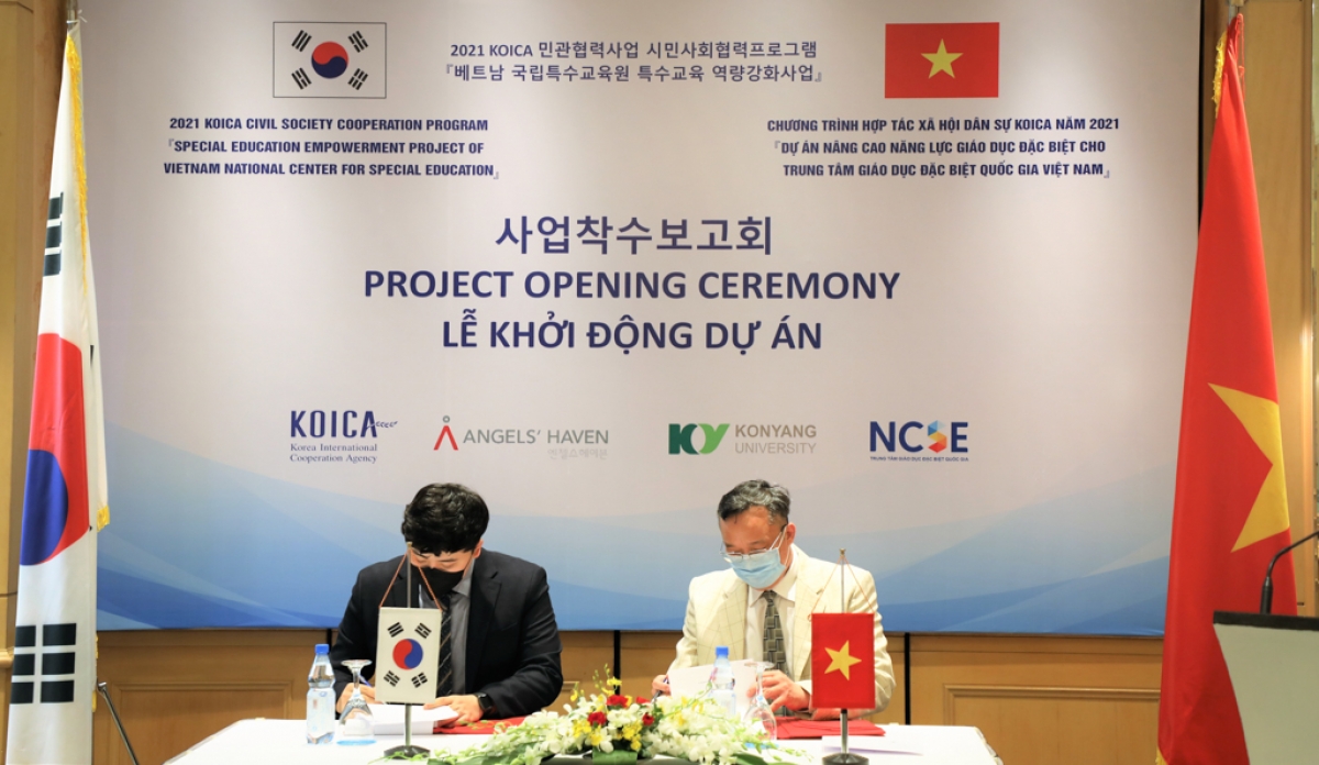 Đại diện Viện Khoa học Giáo dục Việt Nam PGS.TS Nguyễn Đức Minh và đại diện tổ chức Angels' Haven Hàn Quốc ký biên bản hợp tác