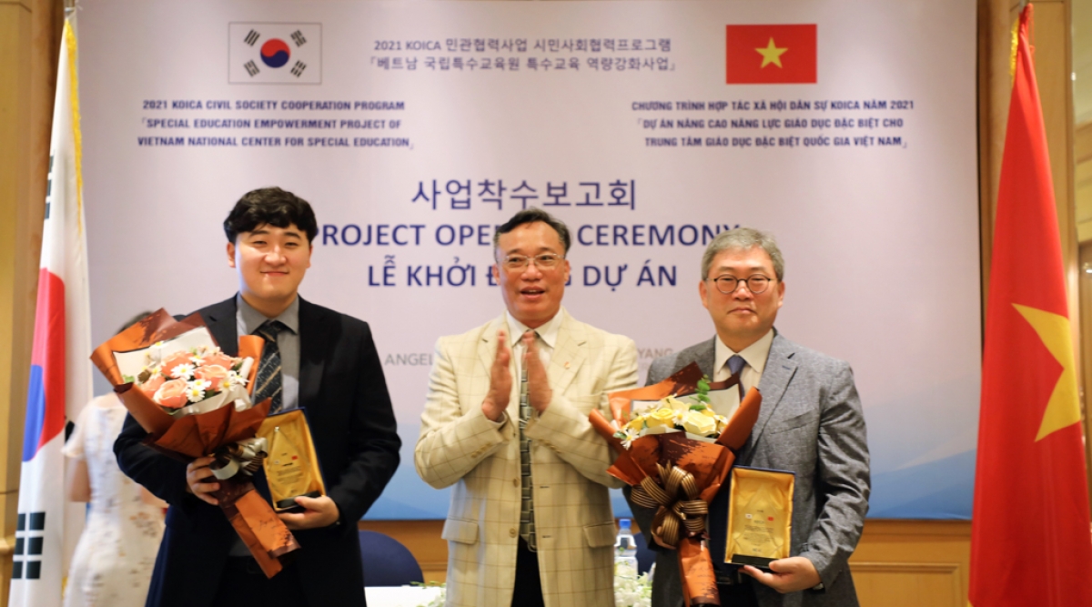 Từ phải sang trái : Ông Cho Han Deog (Giám đốc Cơ quan Hợp tác quốc tế Hàn Quốc – KOICA) TS Nguyễn Đức Minh - Phó Viện trưởng Viện KHGD và ông Kwon, O Seong (Giám đốc Angels’ Haven tại Việt Nam)