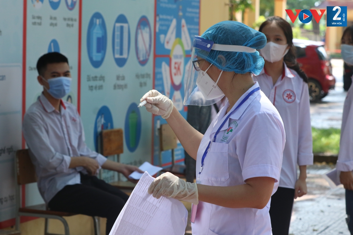Cán bộ y tế kiểm tra y tế tiếp tục theo dõi những thí sinh có nhiệt độ cơ thể trên 37 độ. Nếu trong 3 lần đo, nhiệt độ cơ thể vẫn trên 37 độ sẽ thực hiện các bước tiếp theo trong phòng chống dịch Covid-19.
 