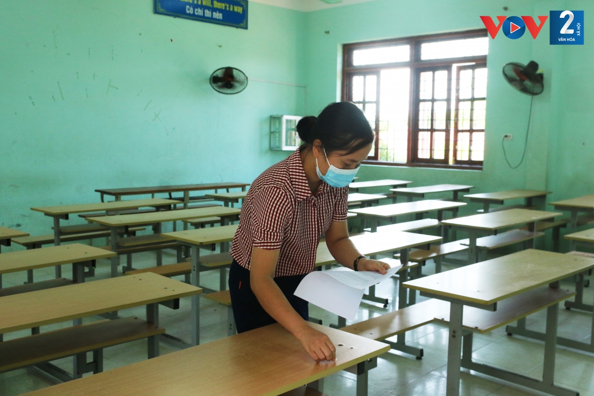 Cán bộ coi thi ghi số báo danh
 