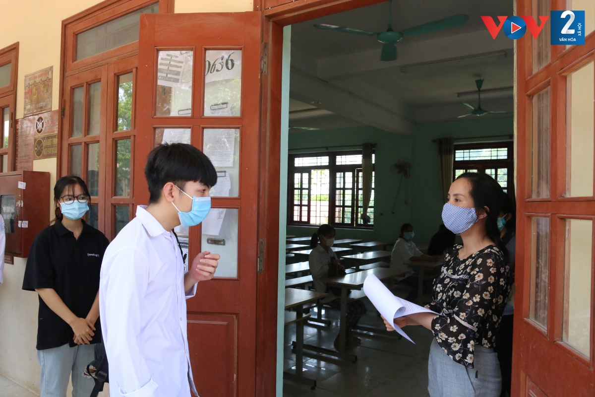 Cán bộ coi thi gọi thí sinh vào phòng thi để nghe phổ biến quy chế thi
 