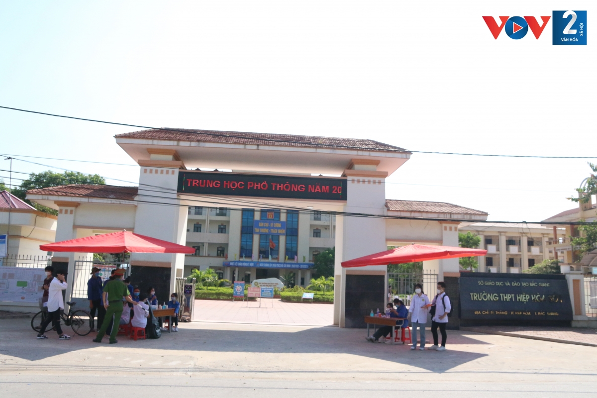Điểm thi trường THPT Hiệp Hòa 1, thí sinh đến làm thủ tục dự thi được các bạn sinh viên tình nguyện hướng dẫn tận tình