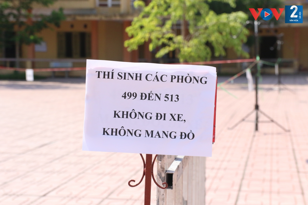 Phòng chống dịch Covid-19, thí sinh đến điểm thi trường THPT Hiệp Hòa 1 được phân luồng theo hướng đến một đường, ra một đường đảm bảo khoảng cách, giãn cách. 
 
