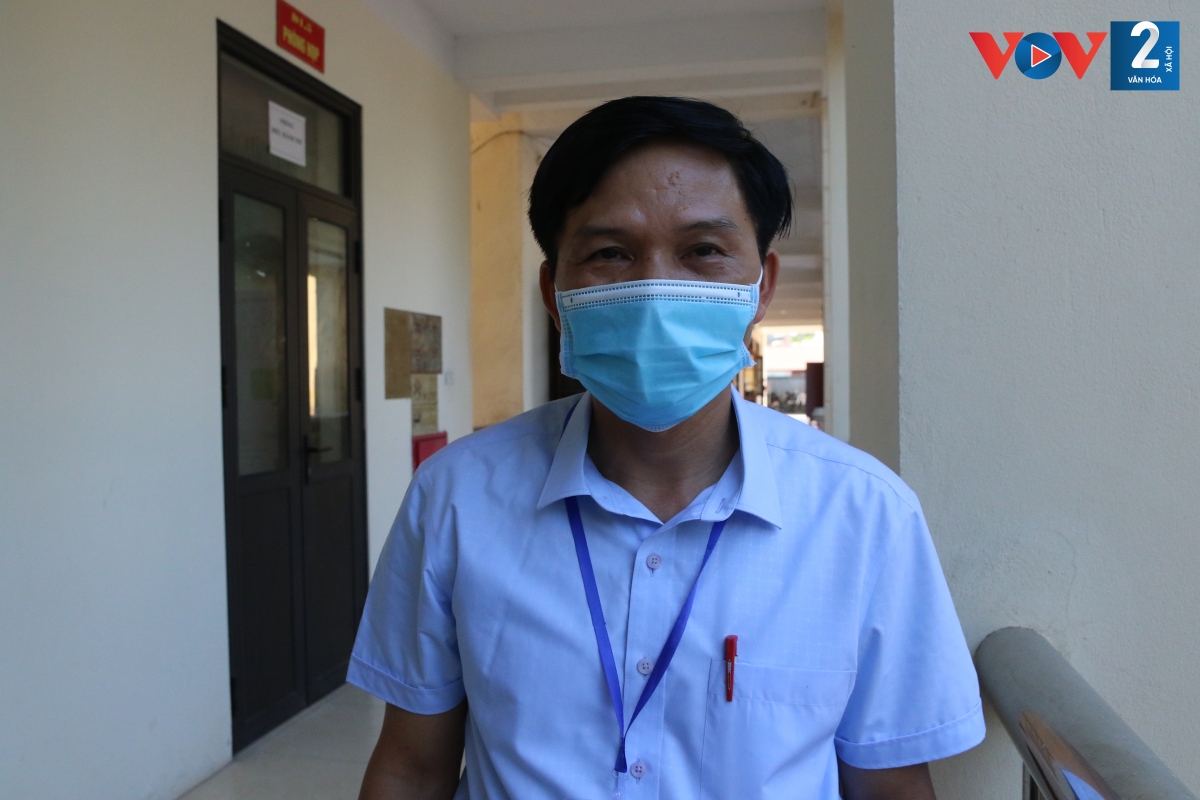 Thầy giáo Phạm Minh Tuân, trưởng điểm thi trường THPT Hiệp Hòa 1 (Bắc Giang): Công tác chuẩn bị cho buổi thi đầu tiên đã hoàn tất, đặc biệt là công tác phòng chống dịch. Thí sinh bình tĩnh, tự tin hoàn thành tốt các bài thi.
