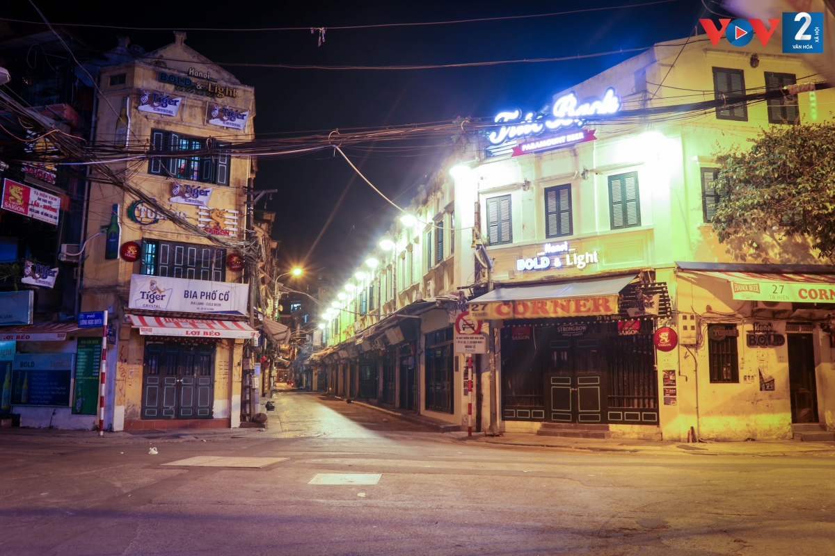 Phố Tạ Hiện (phường Hàng Buồm) nổi tiếng với sự đông đúc, nhộn nhịp, đặc biệt là ngày cuối tuần, nay trở nên im ắng, vắng lặng.