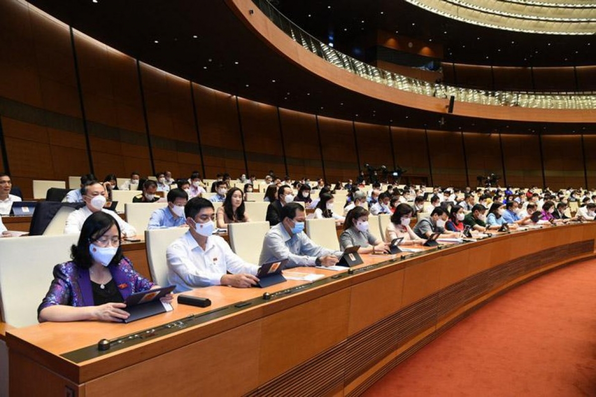 Các đại biểu Quốc hội nghe Báo cáo đánh giá kết quả thực hiện kế hoạch phát triển kinh tế - xã hội, ngân sách nhà nước 6 tháng đầu năm và các giải pháp thực hiện kế hoạch phát triển kinh tế - xã hội, ngân sách nhà nước 6 tháng cuối năm 2021.