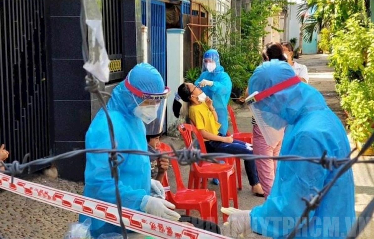 Ngành y tế lấy mẫu xét nghiệm người dân sinh sống trong khu vực cách ly