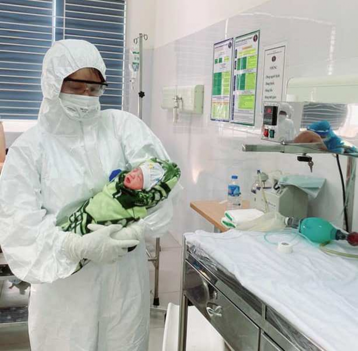 Một em bé được ra đời tại BV Bệnh Nhiệt đới TƯ