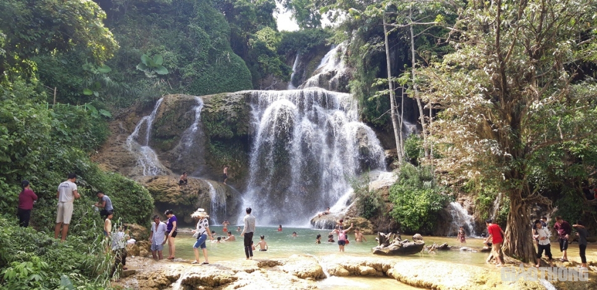 Đến Thác Mu, du khách được hòa mình vào không gian khoáng đạt của núi rừng