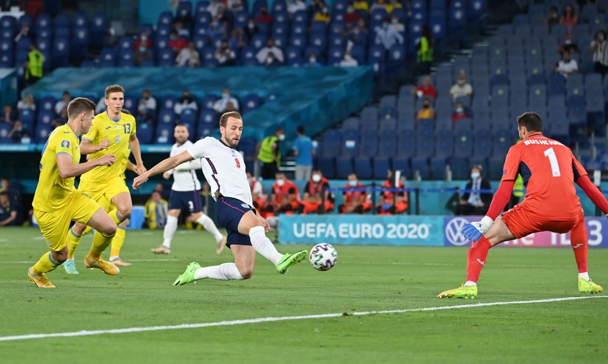 Harry Kane phá bẫy việt vị ghi bàn mở tỷ số trận đấu. (Ảnh: Reuters).