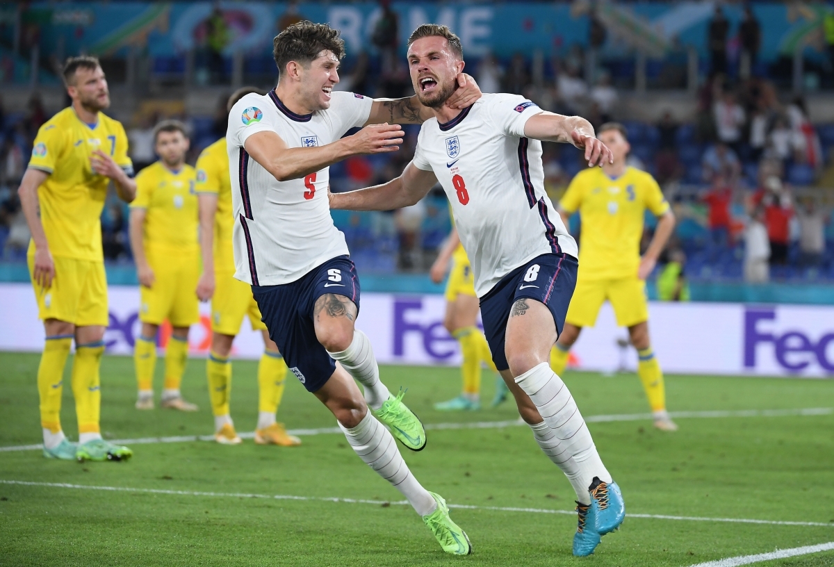 Jordan Henderson (số 8) ấn định chiến thắng 4-0 cho Tam Sư (Ảnh: Reuters).