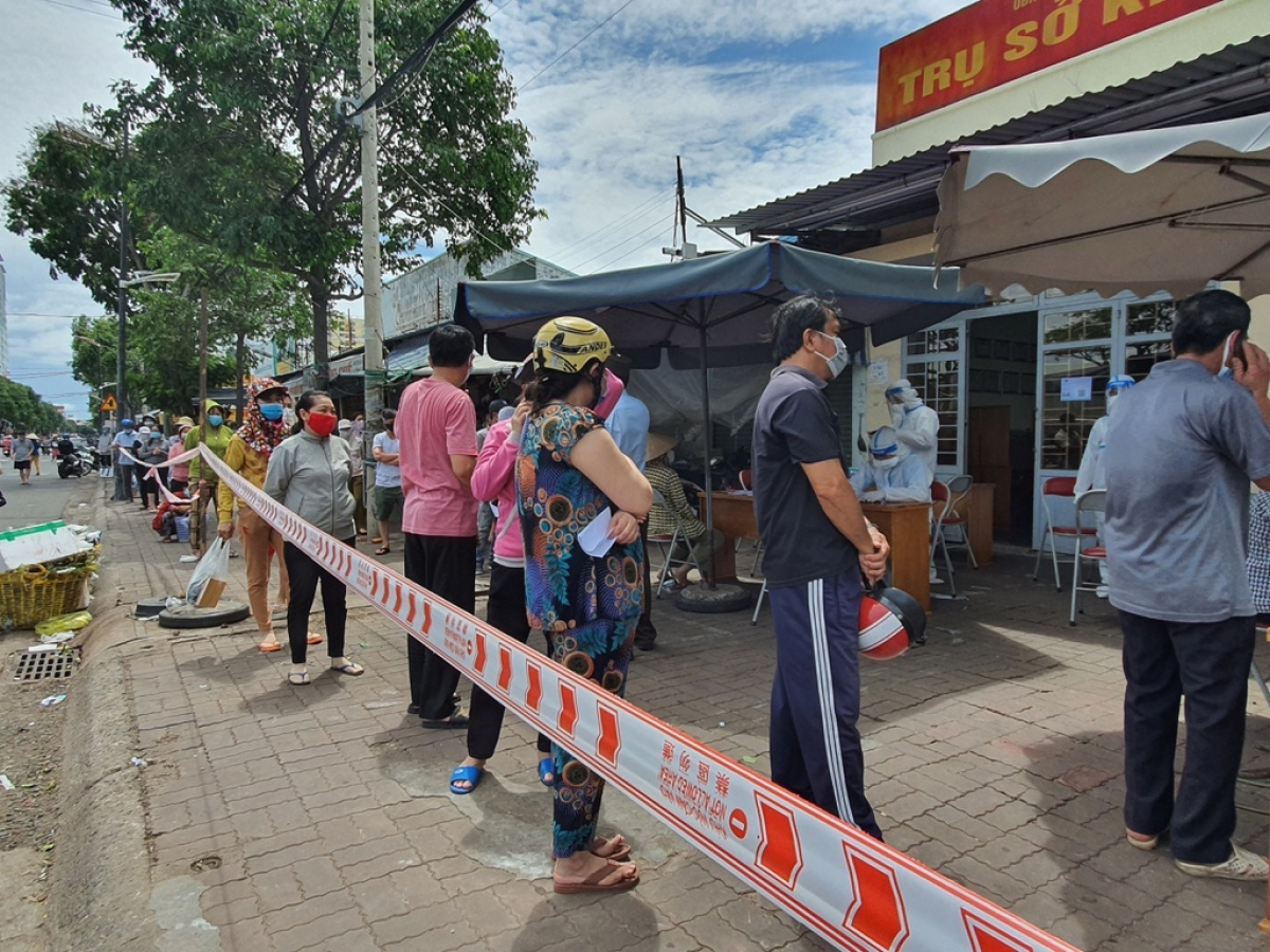 Người dân, tiểu thương ở TP. Vũng Tàu xếp hàng chờ xét nghiệm Covid-19
